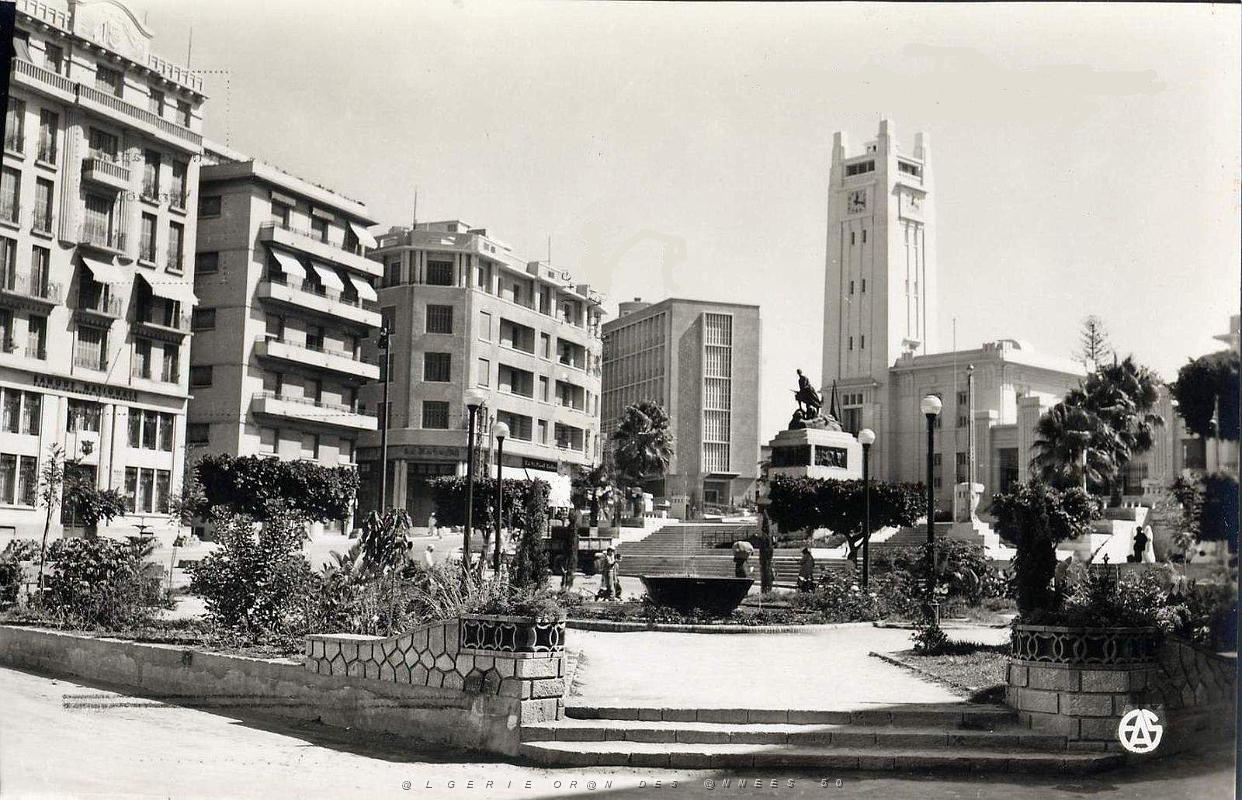 Mostaganem 510- Hotel de ville et Monument Tirailleurs COLLECTION DES AMIS DE ND DE SANTA CRUZ.jpg